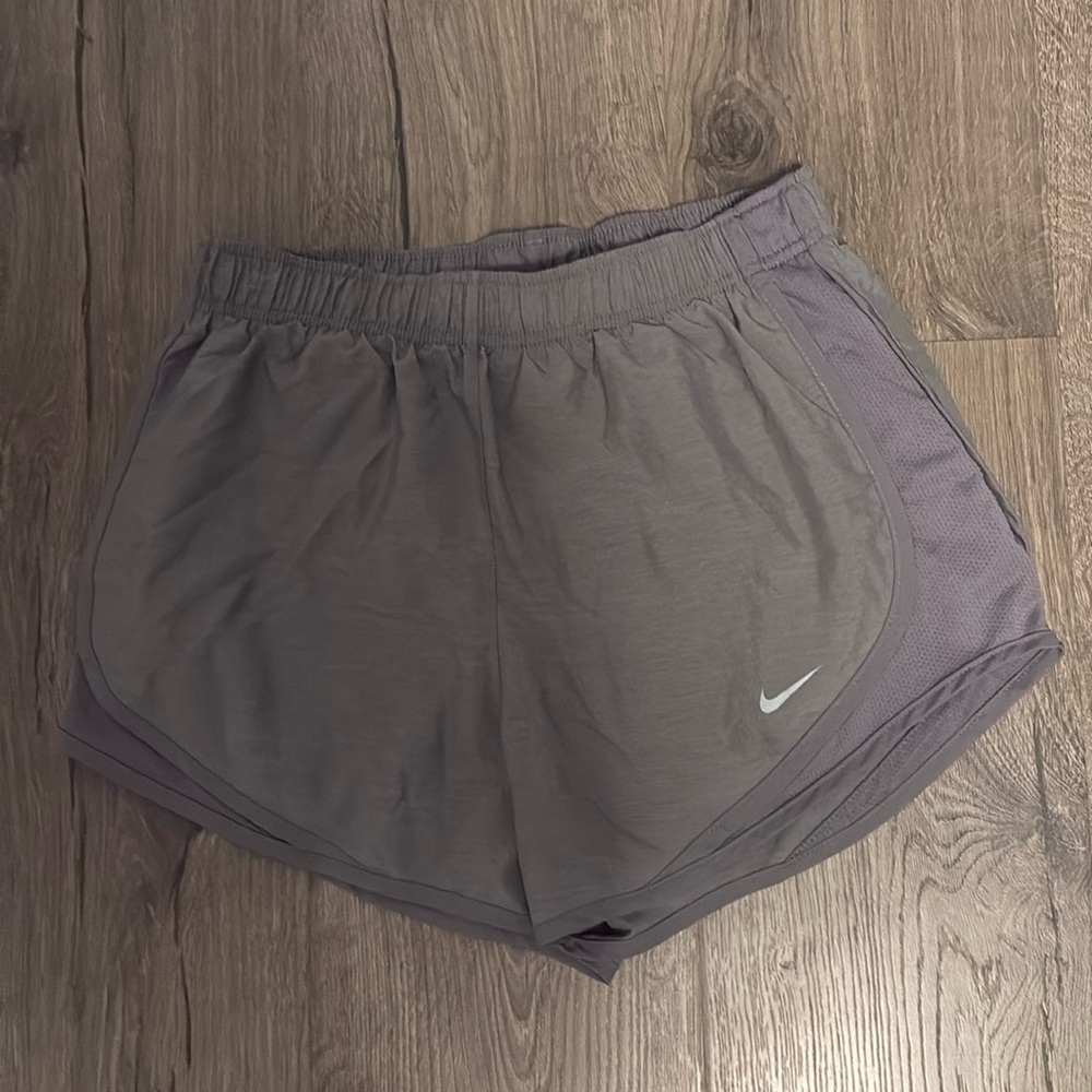 Nike dri-fit Tempo running shorts
Size: Small
Color: Grey